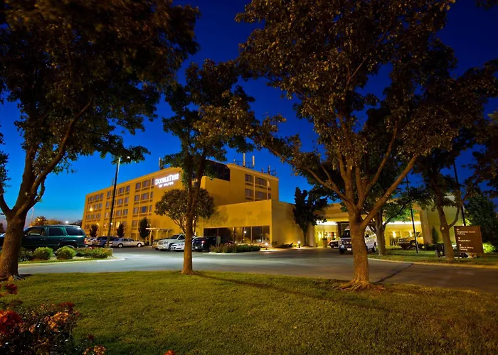 Premier Hotels with In-Room Jacuzzis in Wichita