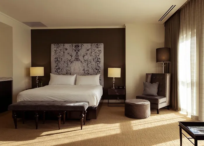 Top Hotels Close to Kansas City Zoo